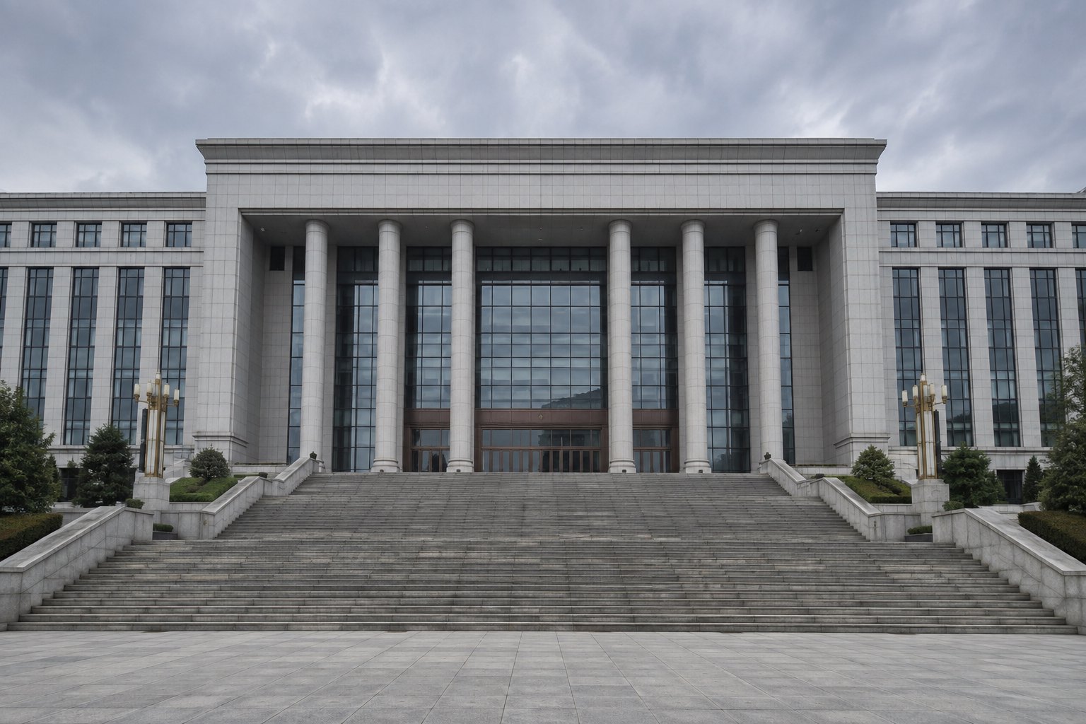 阴天自然光下庄严肃穆的法院建筑与宽阔台阶