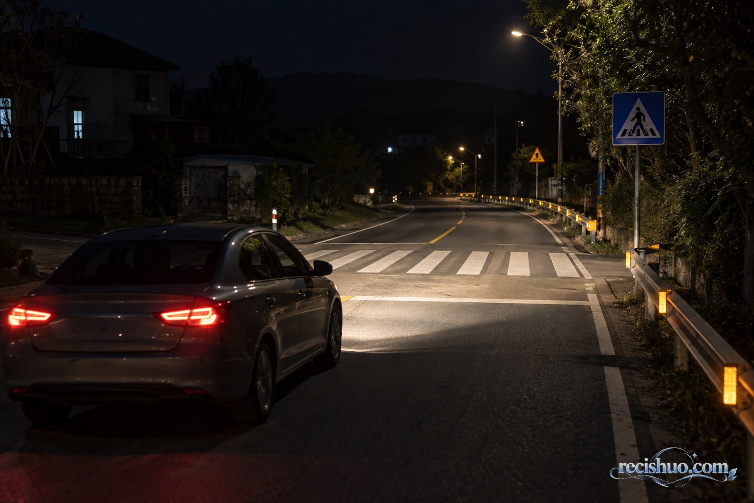 普通轿车开启车灯驶近夜间道路斑马线和反光护栏