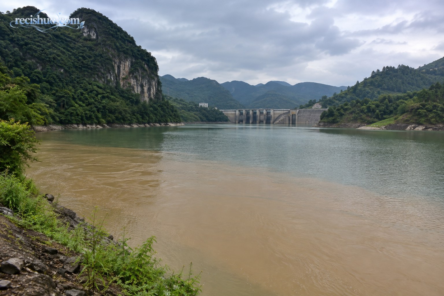 贵州山区水库局部出现黄褐色浑水的环境示意画面