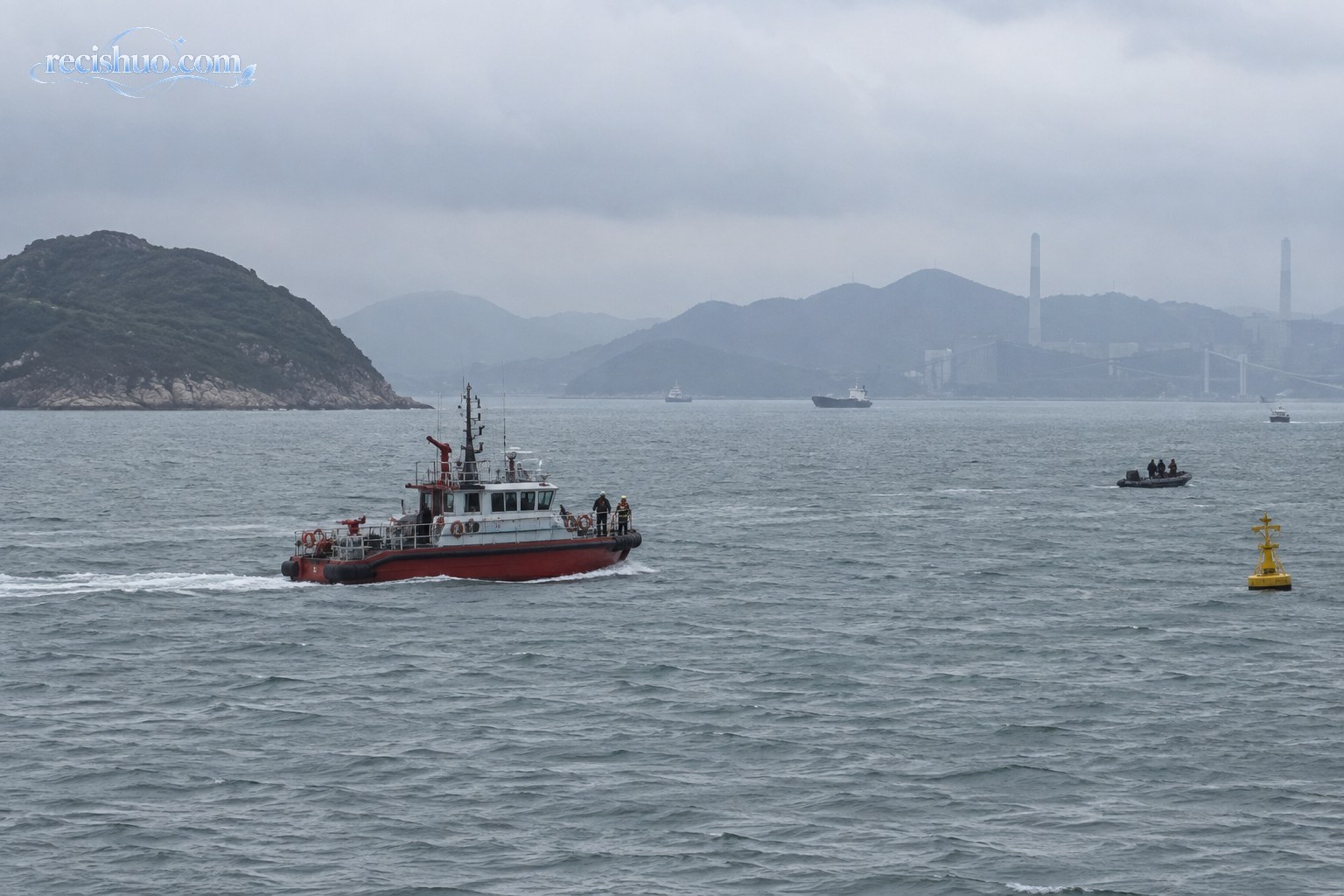 阴天的香港离岛附近海面上,一艘消防救援船在水域中航行