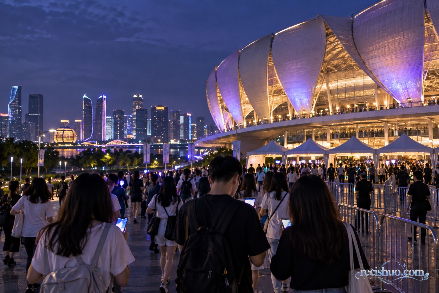 杭州城市夜色下,观众有序走向大型演出场馆入口