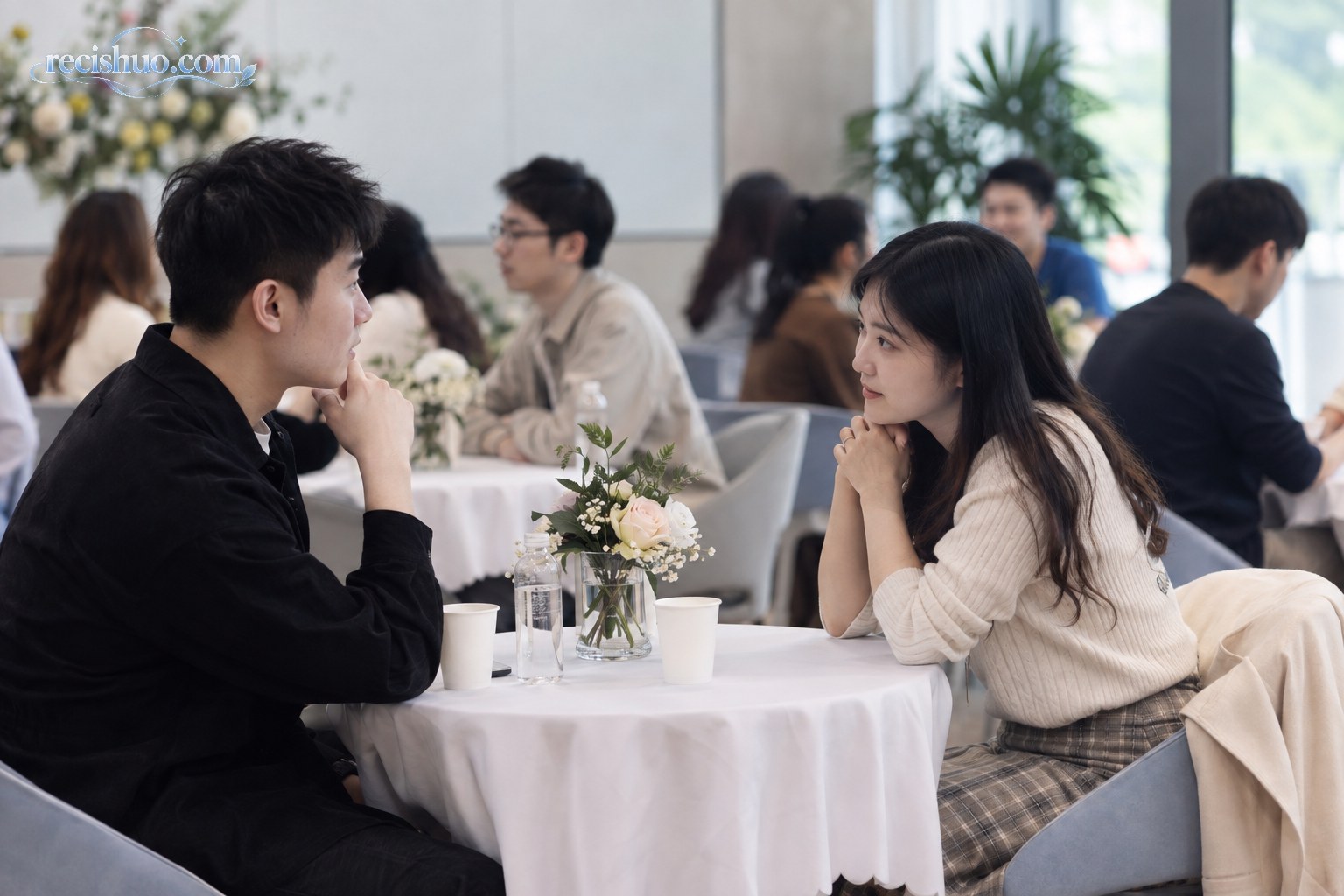 多名年轻人在明亮的线下相亲活动中面对面交流
