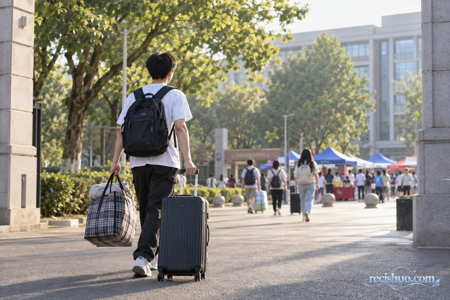 一名大学新生提着行李走进初秋校园报到区域