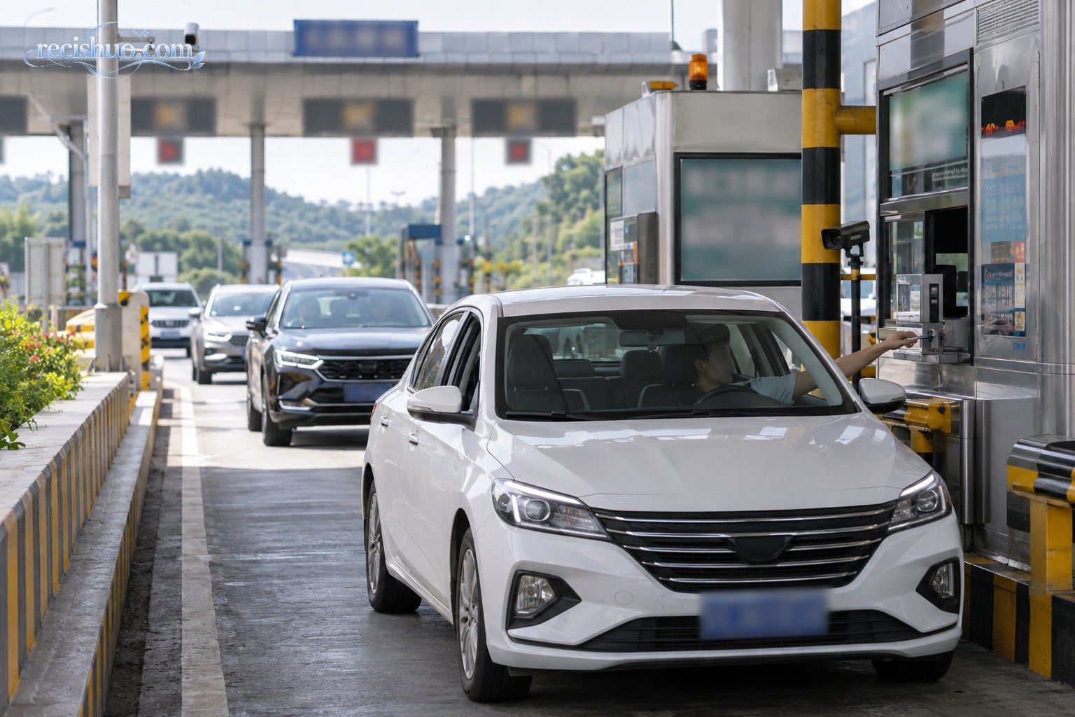 多辆私家车在高速公路收费站依次通行