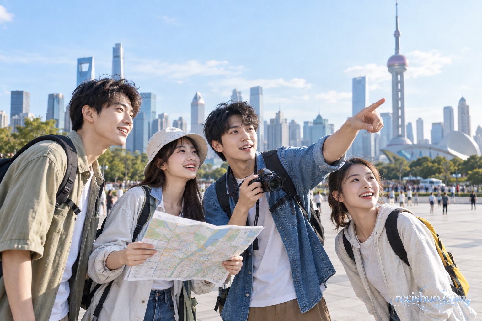 四名大学生在城市地标前拿着相机和地图商量趣味拍摄方案