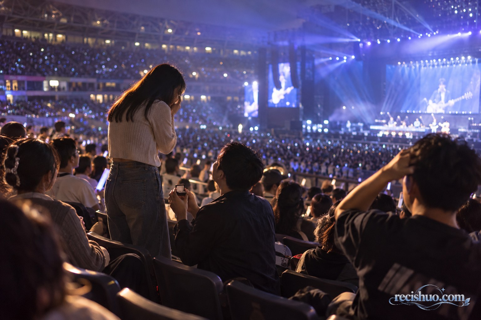 大型演唱会观众席中一对情侣进行求婚,后排观众视线受到影响