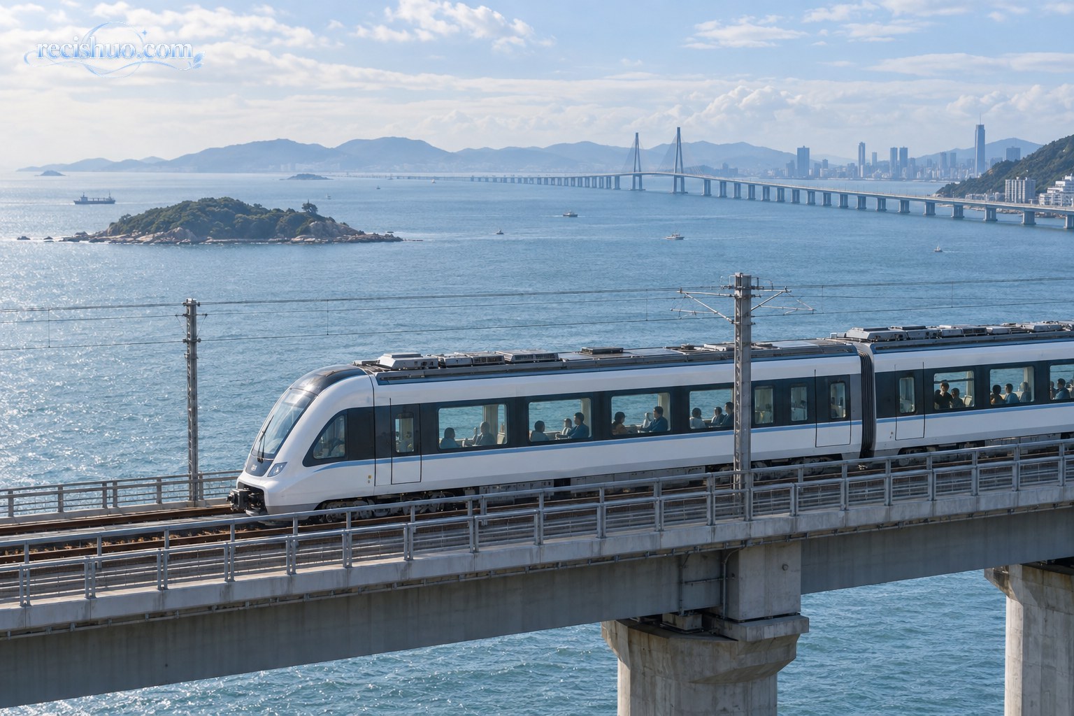 现代市域列车行驶在跨海铁路上,近处列车与远处海湾、岛屿和城市相映