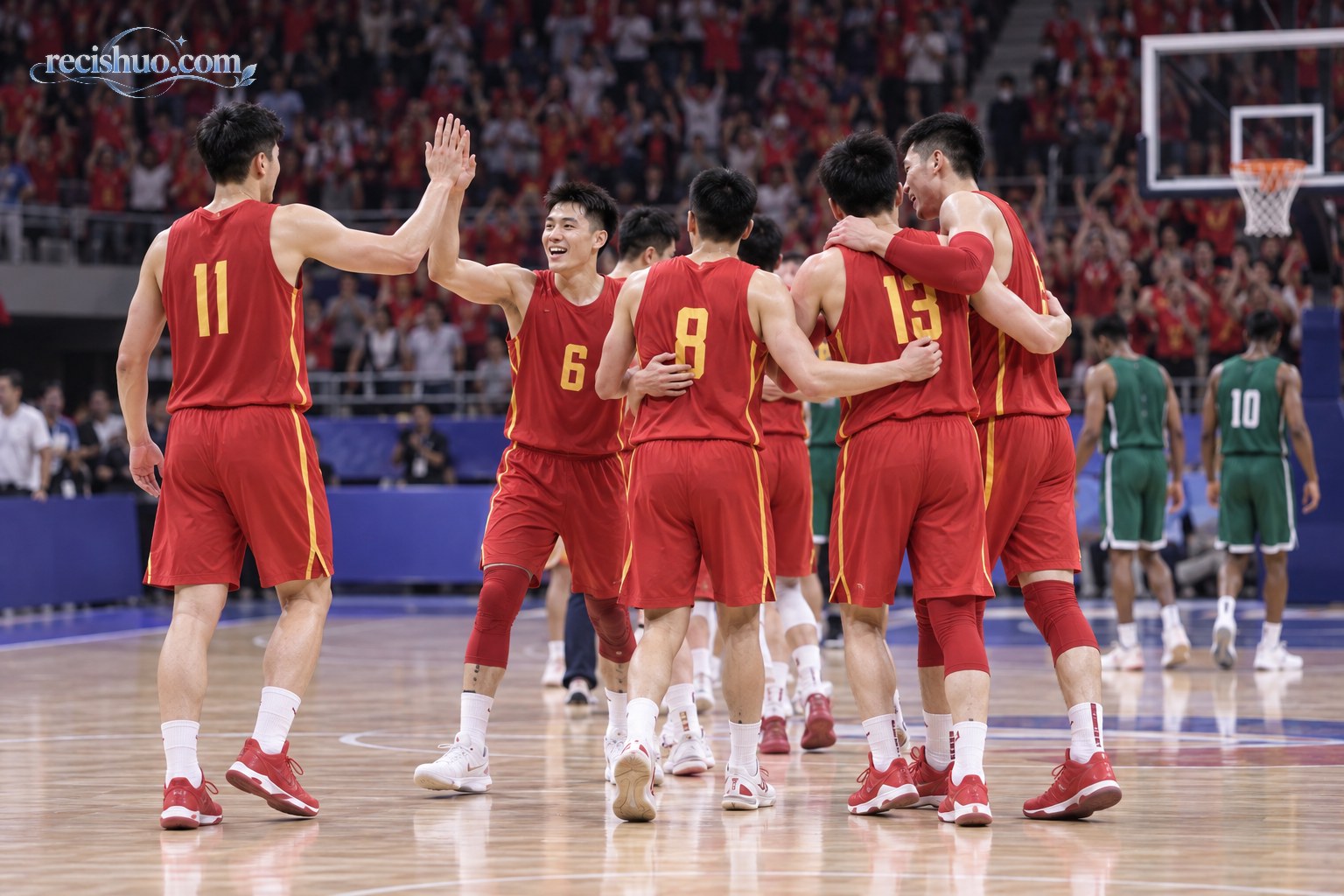 中国男篮球员在室内球馆中央相互致意庆祝晋级