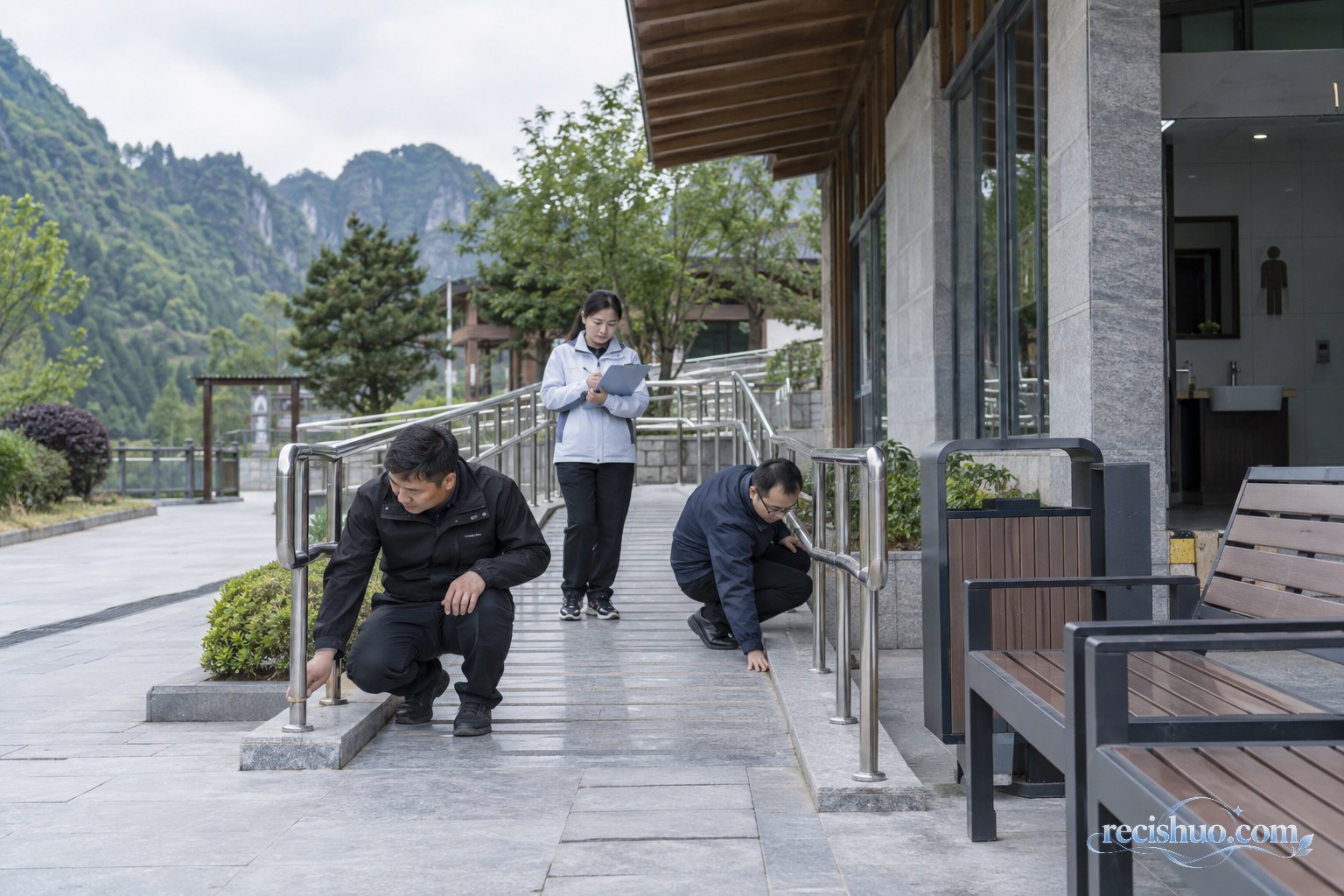 景区工作人员检查无障碍坡道、护栏和休息设施并记录情况