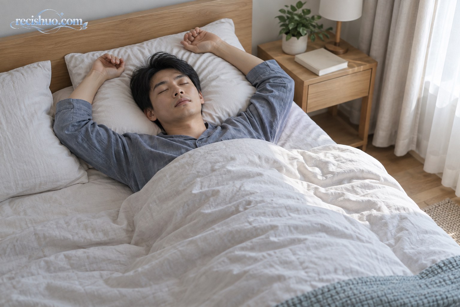 成年男子在晨光卧室中仰卧入睡,双臂自然举至头部两侧