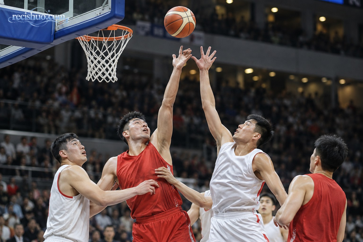 红白两队篮球运动员在篮下争抢高空篮板球
