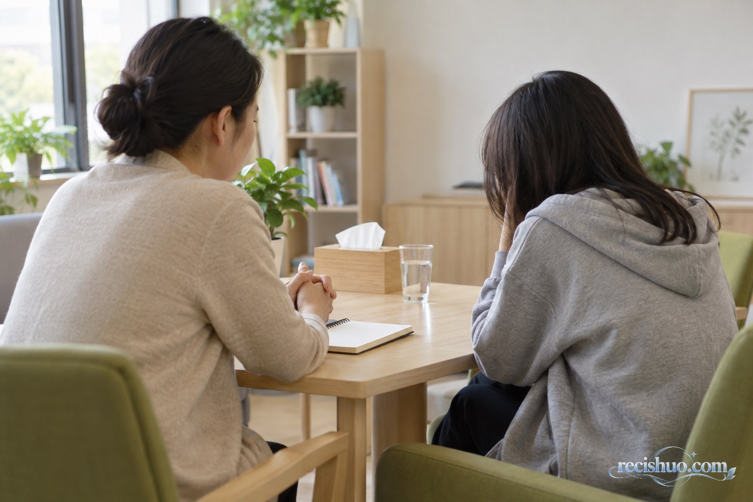 学校辅导人员在明亮安静的房间里倾听一名学生诉说