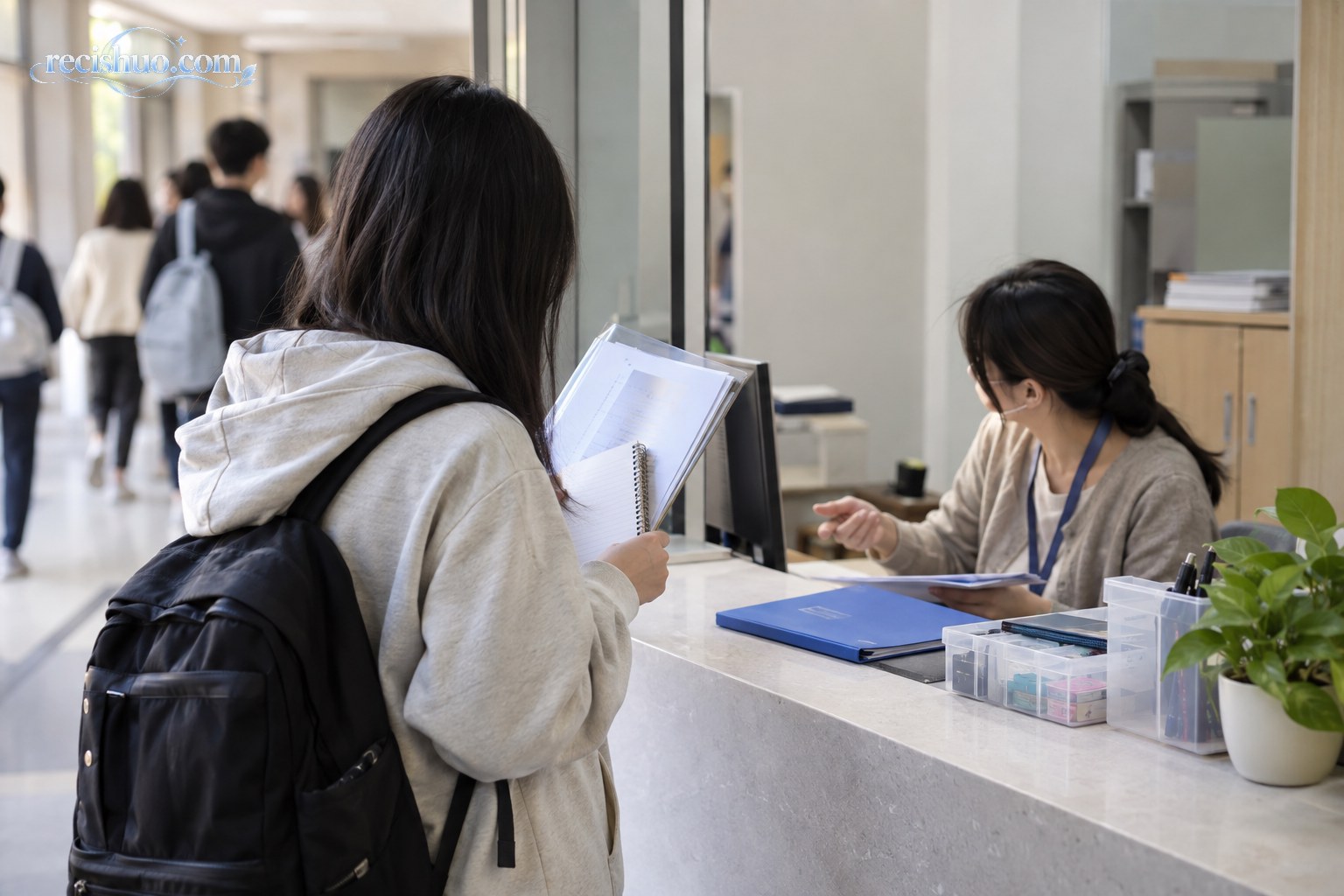 学生携带整理好的材料前往校园教务服务窗口咨询
