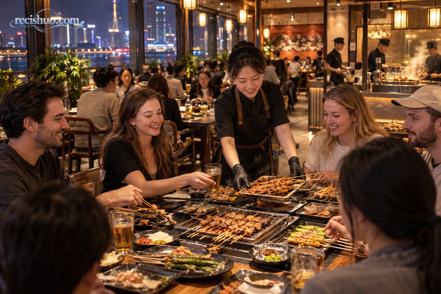 城市夜景中的现代中式烧烤餐厅内,顾客围桌分享羊肉串