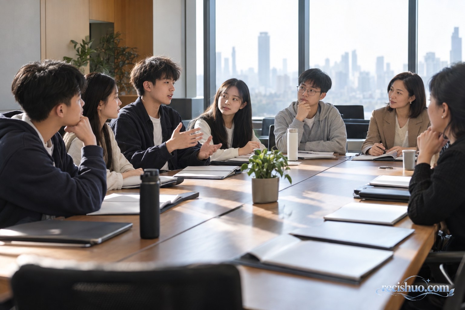 港澳青少年代表与辅导老师围桌交流参访心得