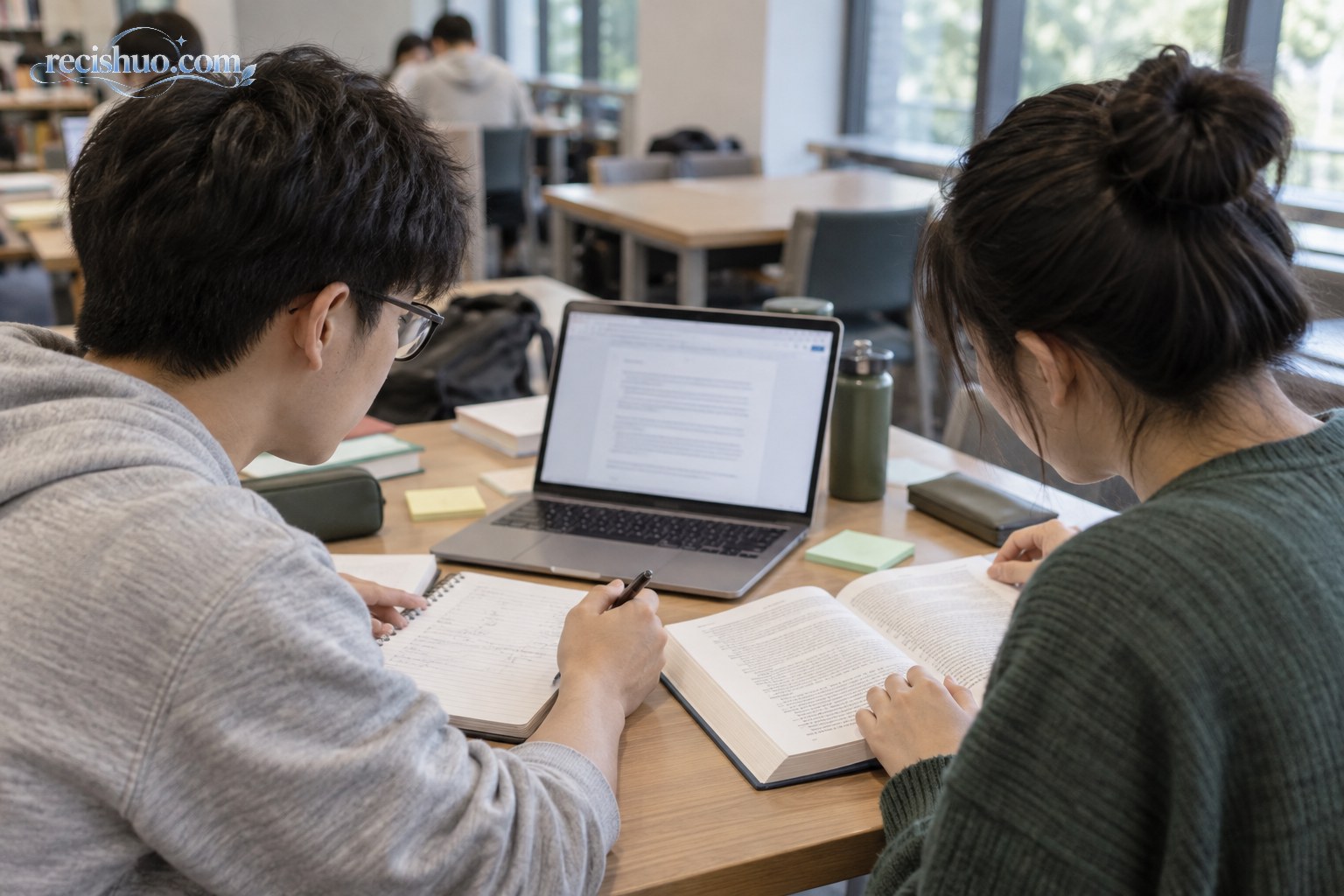 两名大学生对照电脑内容、纸质资料和笔记核验答案