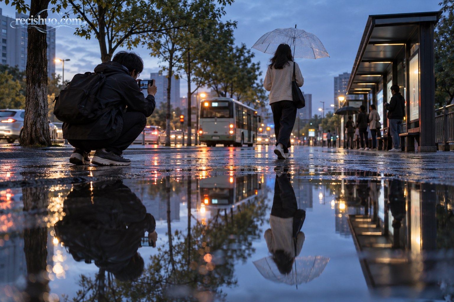 雨后公交站旁,拍摄者蹲低用手机记录撑伞行人与积水倒影