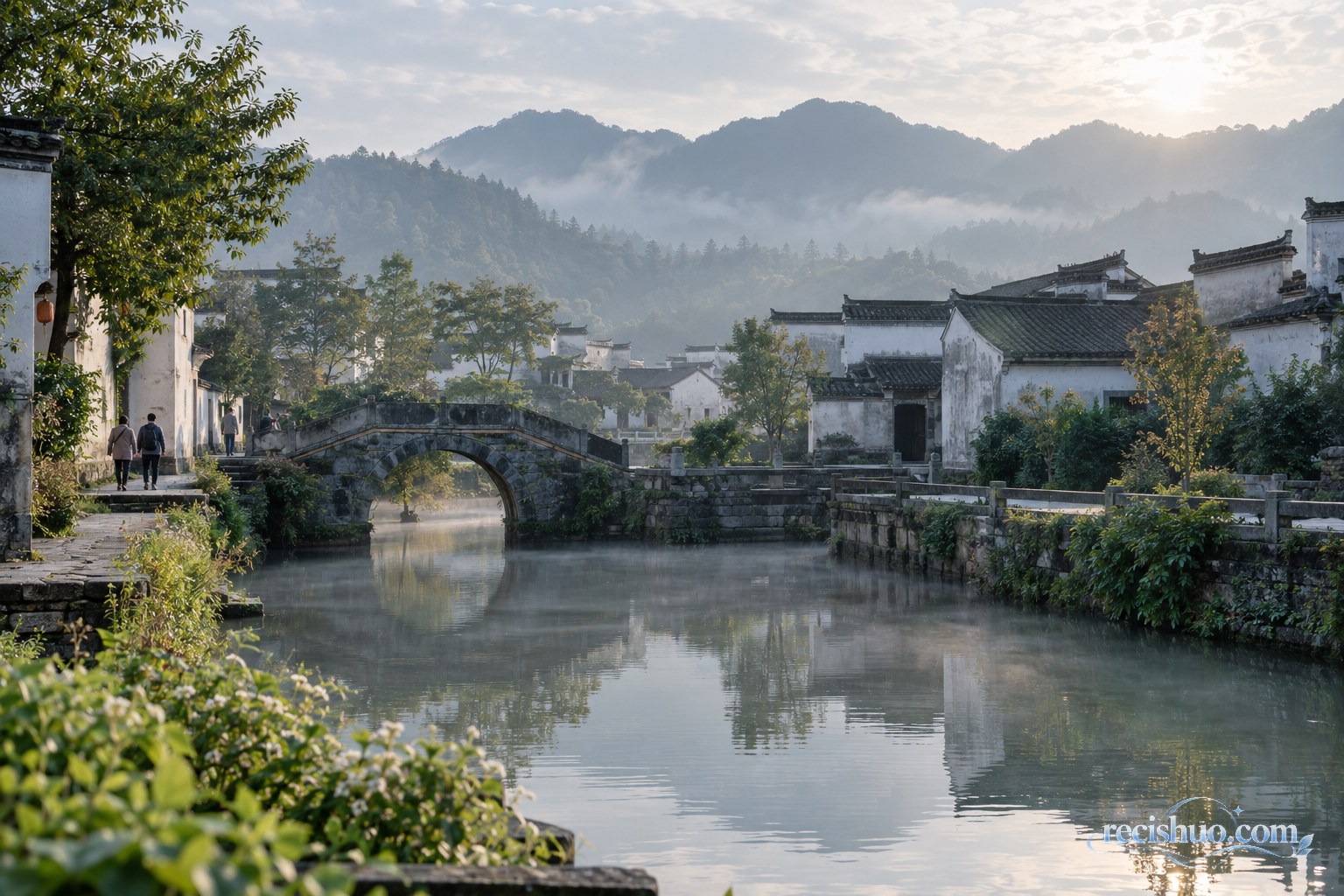 晨雾与柔和阳光中的呈坎古村水景、石桥和白墙黛瓦建筑