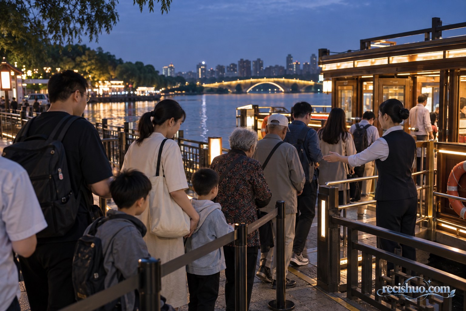 中秋夜游码头上,游客在工作人员引导下有序排队登船