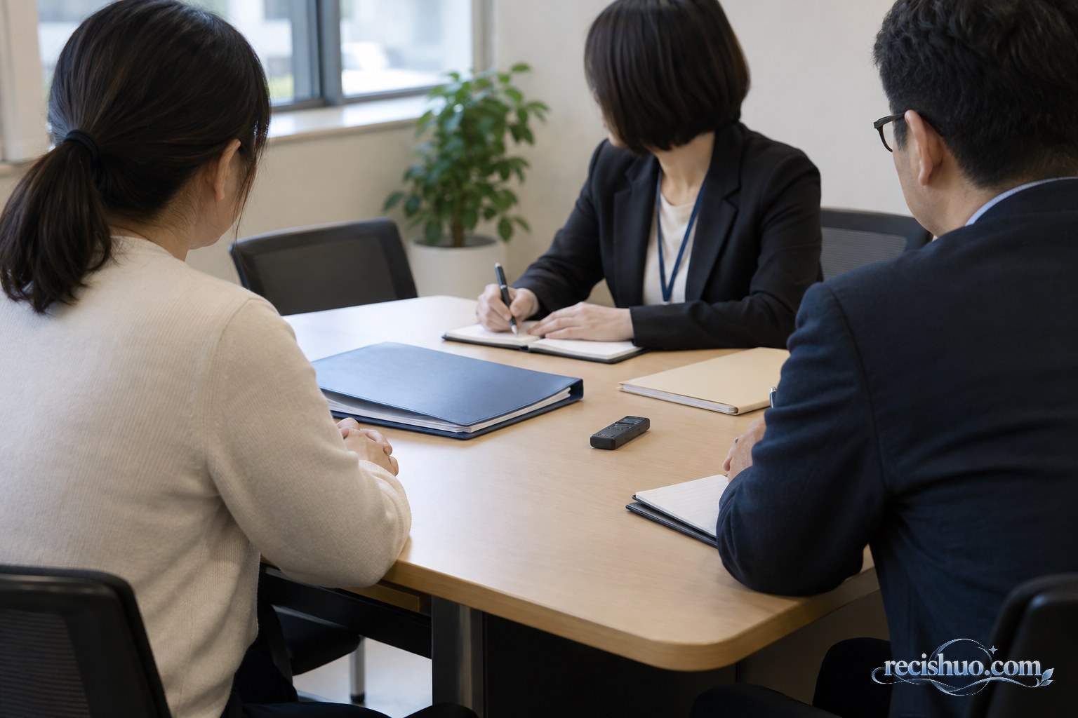 学校会议室内,家长、校方工作人员与第三方专业人员围桌沟通并记录情况