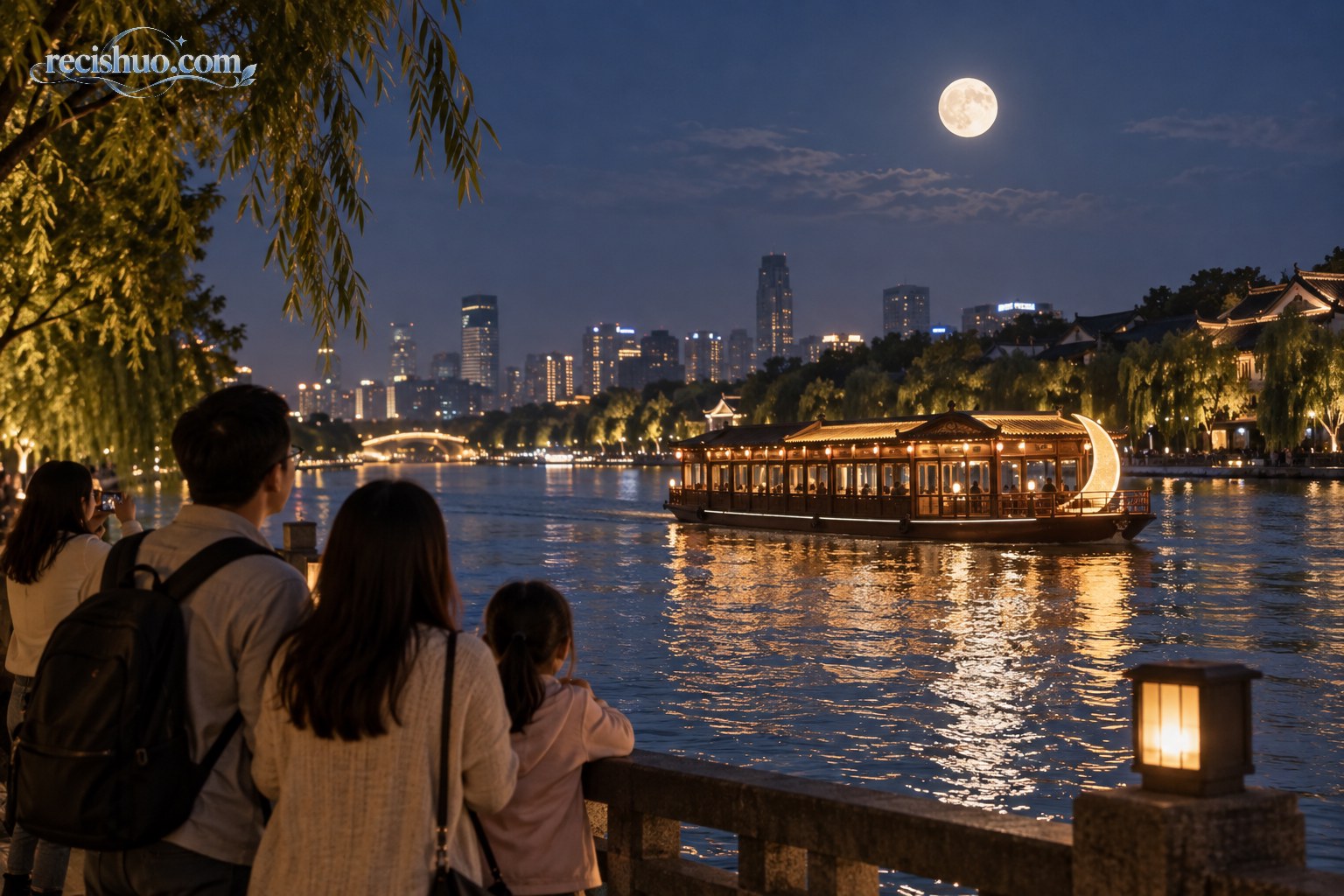 杭州风格水岸的中秋夜景中,游客远望灯光温暖的月夜游船