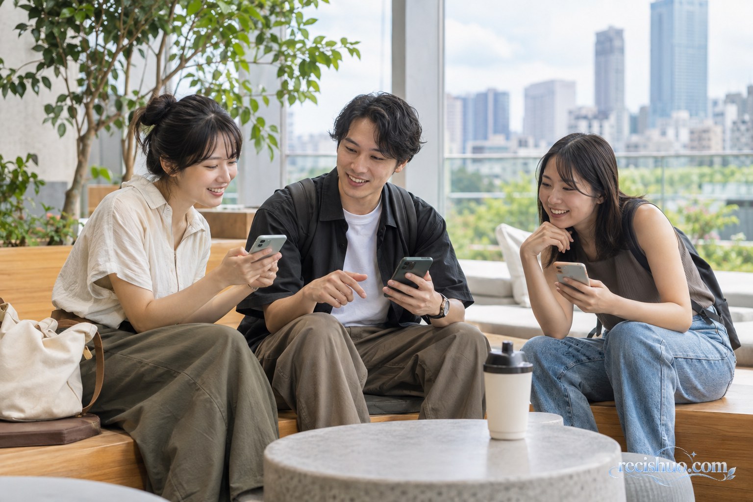 三名年轻人在城市公共休息区分享手机上的生活资讯