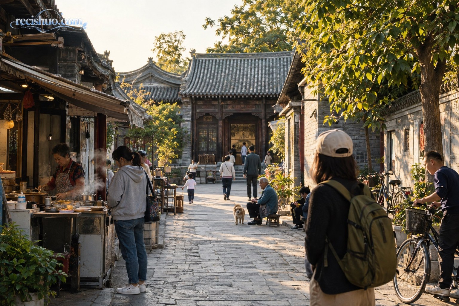 游客在中国传统街巷中观察居民日常生活
