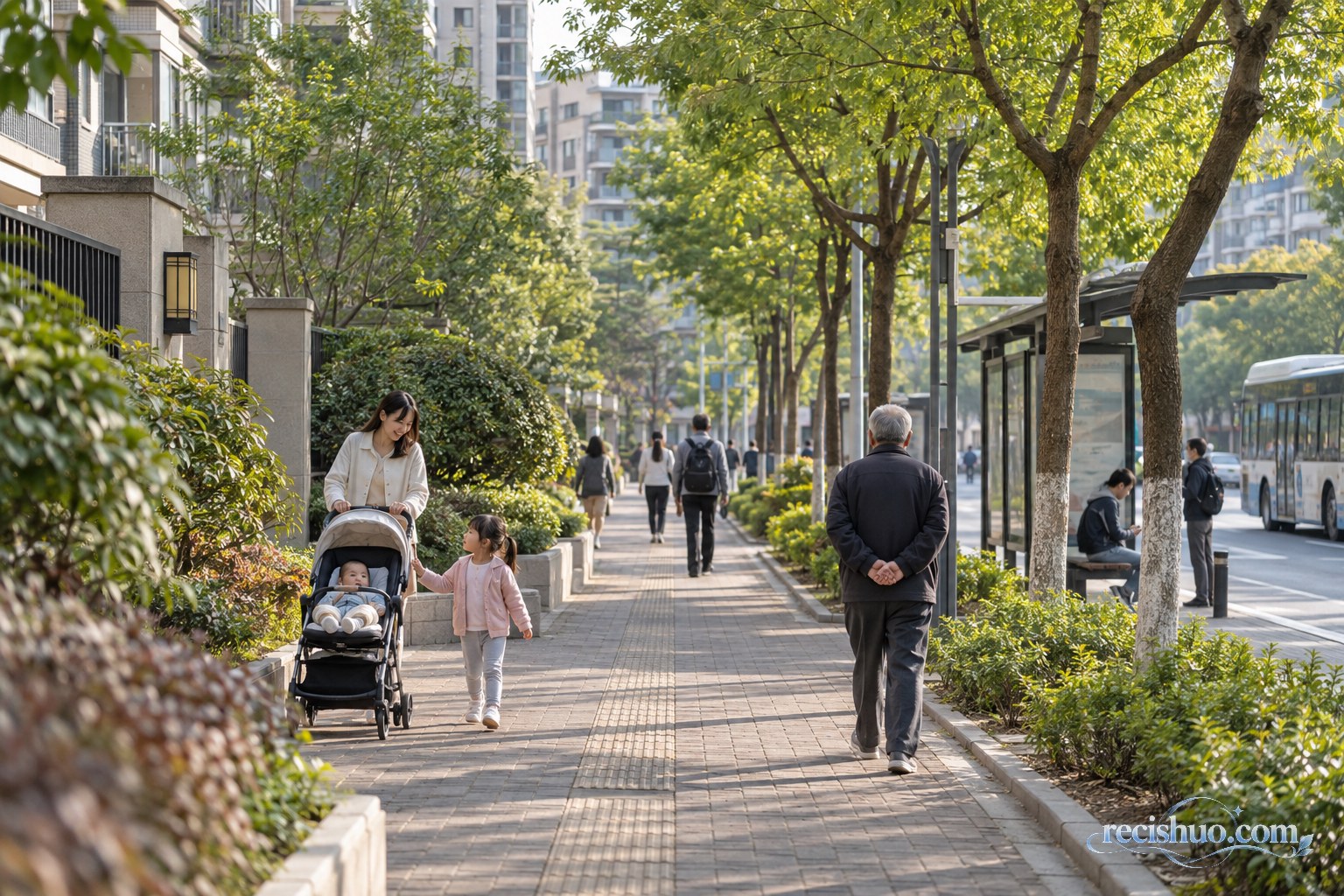 居民在绿树成荫且连接公交站的成熟社区步道上日常出行