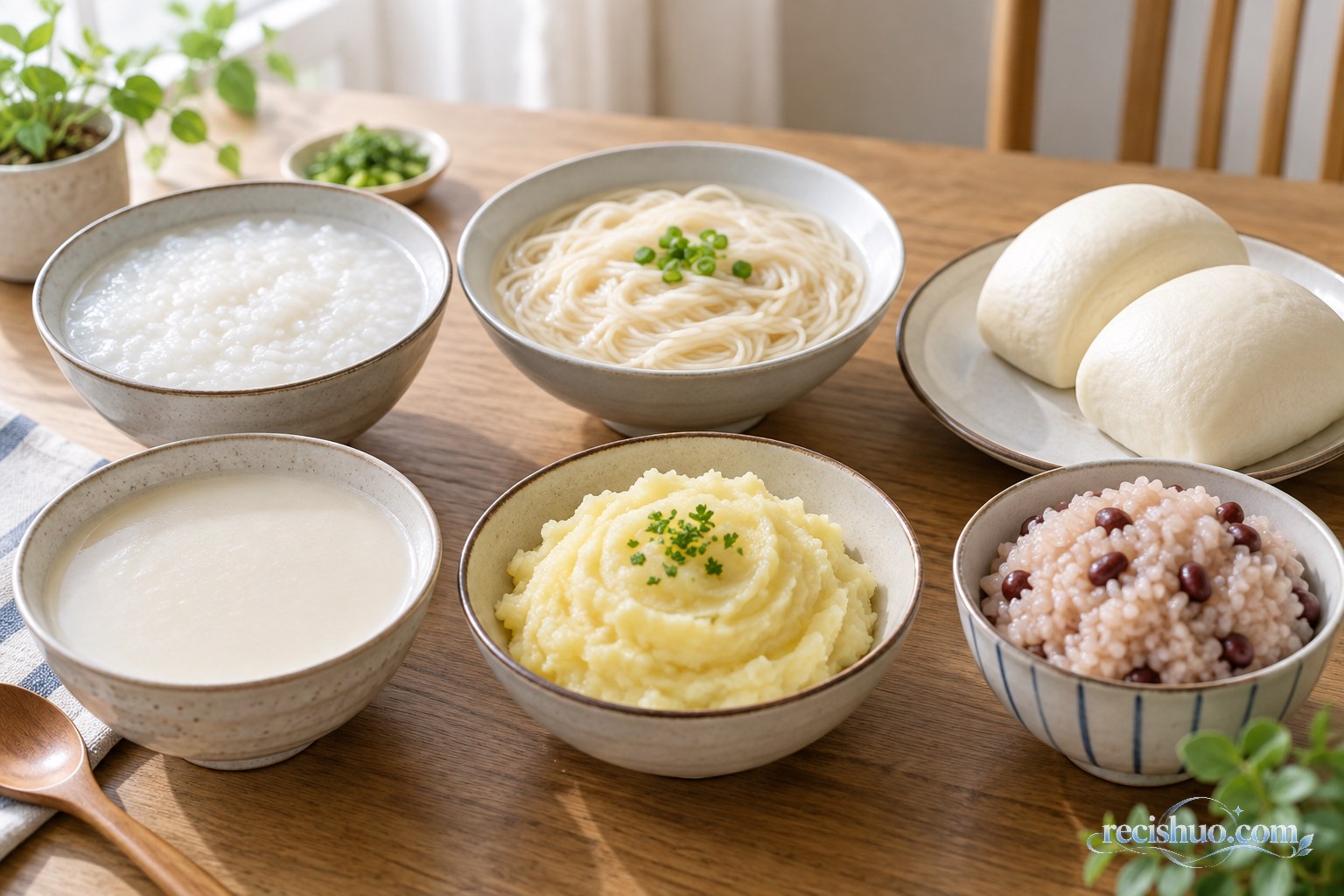 白粥、面条、馒头、米糊、土豆泥和糯米饭摆在家常餐桌上