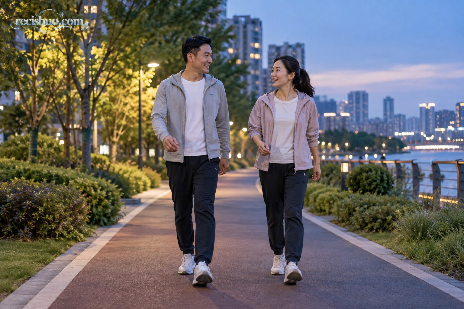 两位成年人傍晚在城市社区绿道上轻松快走