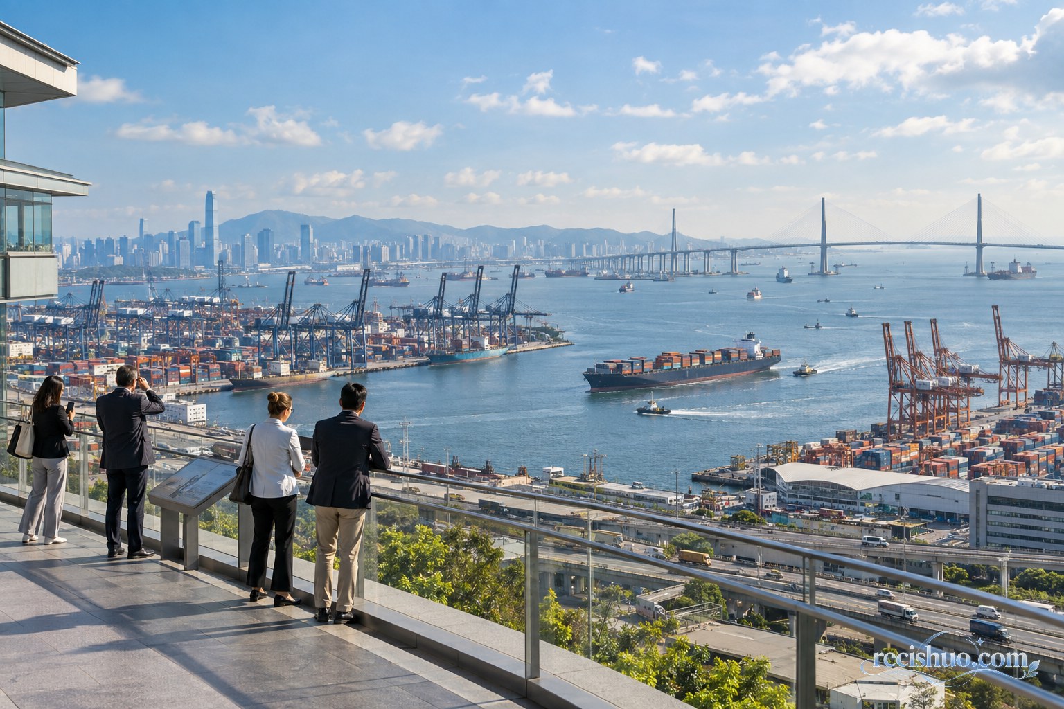 国际港口内货轮往来,观景平台上的商务人士眺望码头与跨海大桥