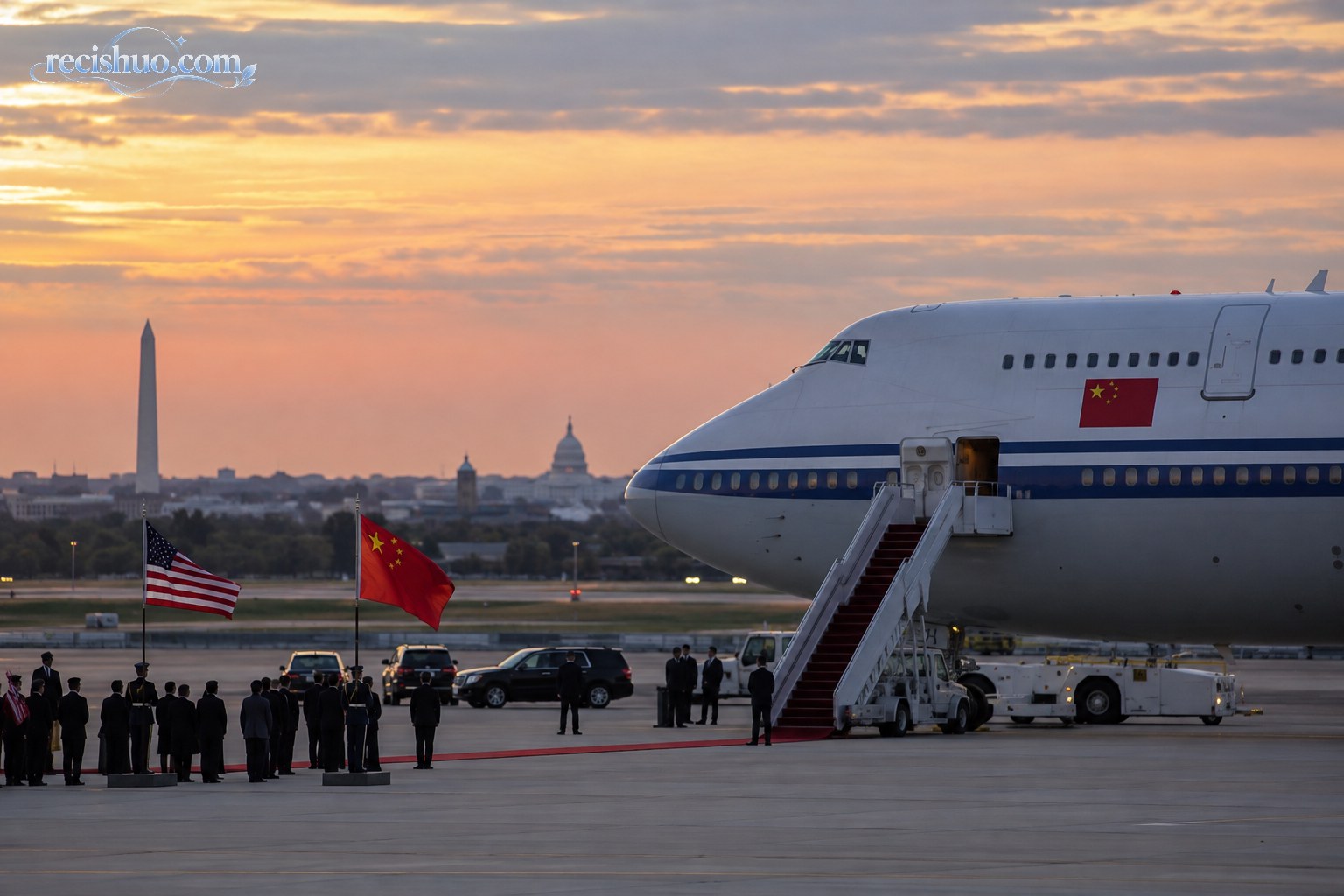 夕阳下抵达华盛顿机场的专机、舷梯与远处城市地标
