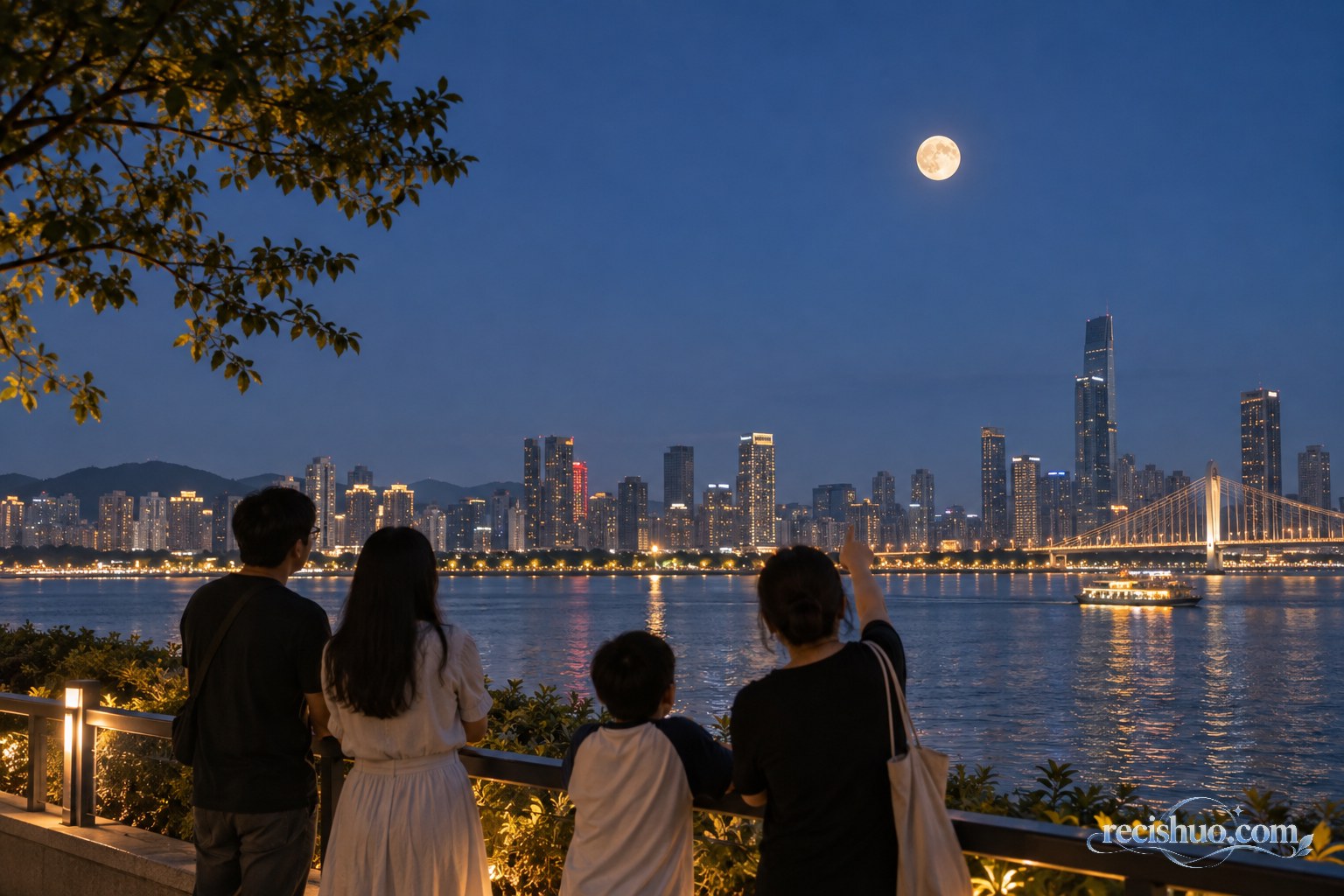中秋夜晚人们在城市江畔共同欣赏明月