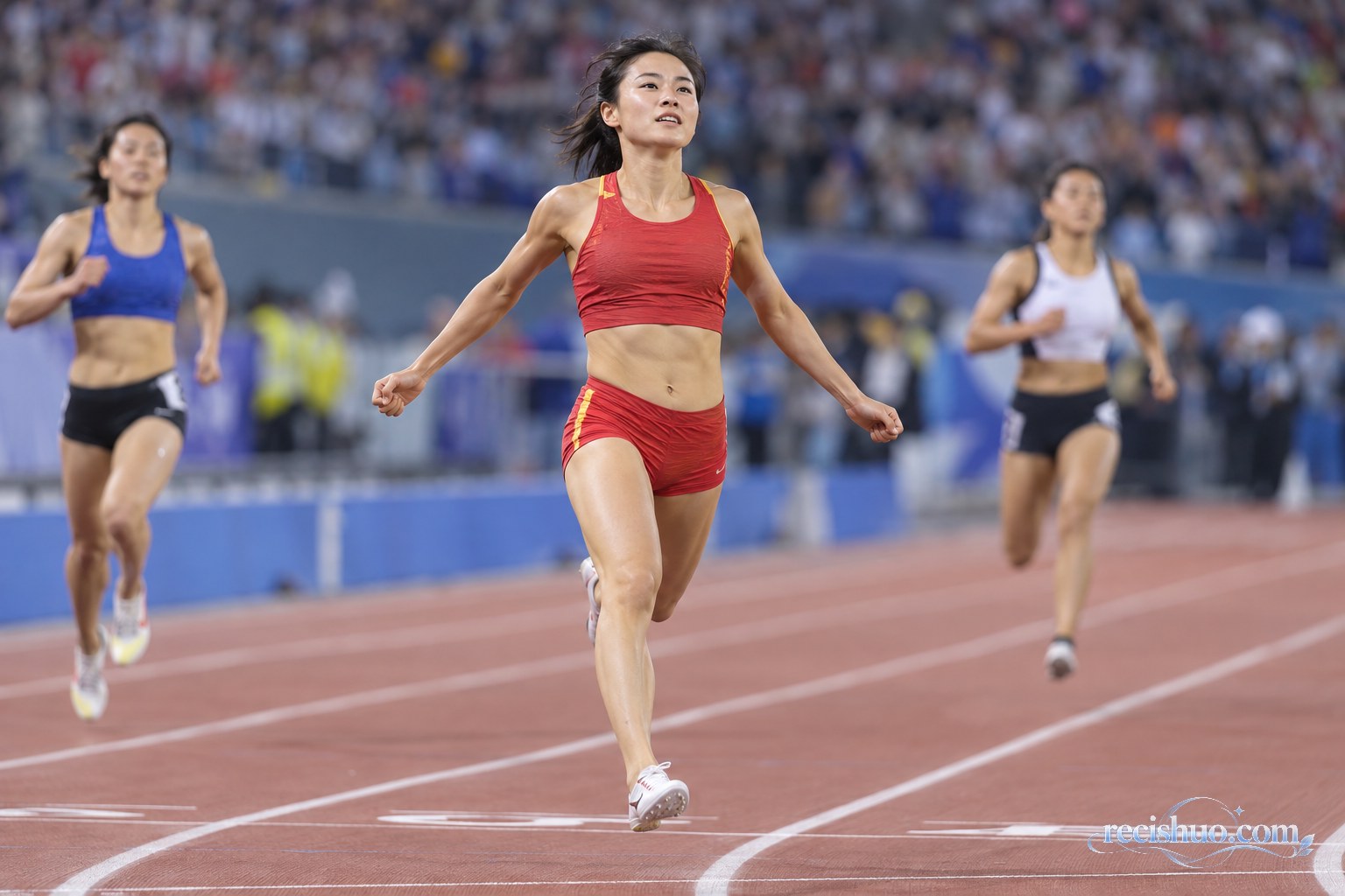 年轻女子短跑运动员冲过终点后庆祝胜利的体育摄影画面