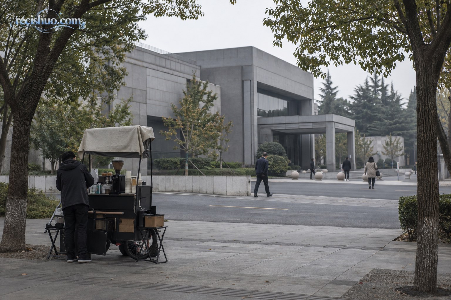 肃静公共建筑外围与远处移动咖啡推车构成的纪实场景