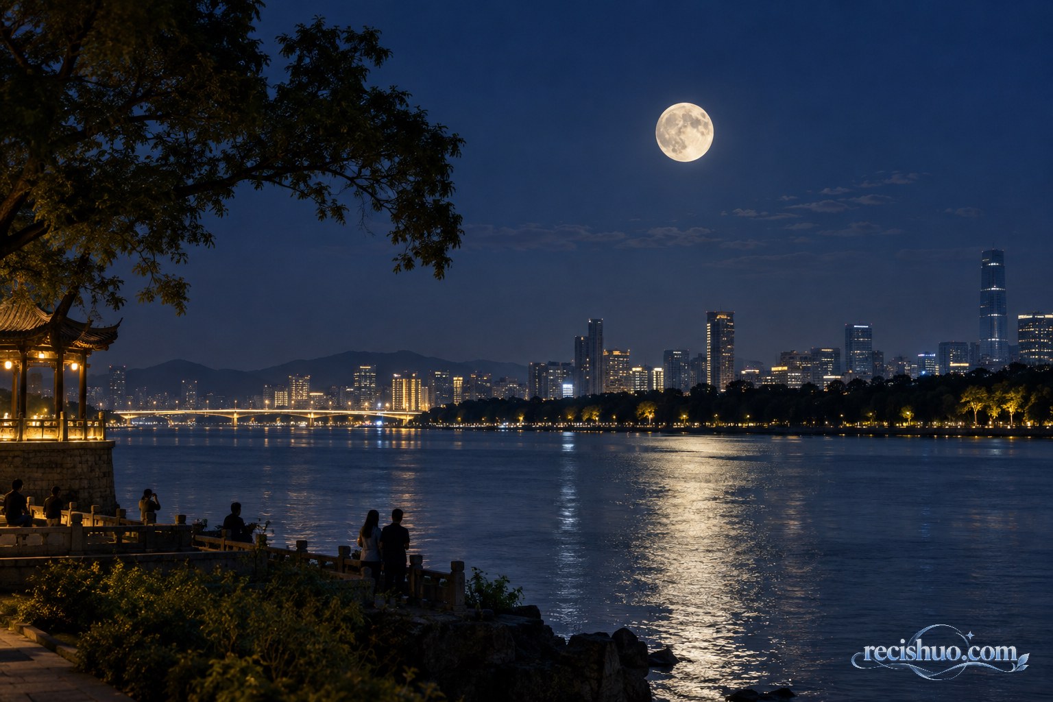 明月悬于深蓝夜空,市民在城市河岸安静赏月