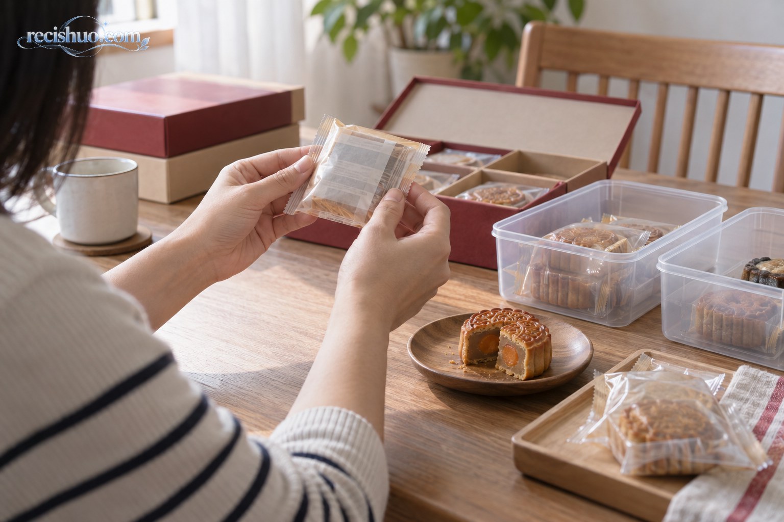 消费者在家中检查月饼包装并整理节后剩余月饼