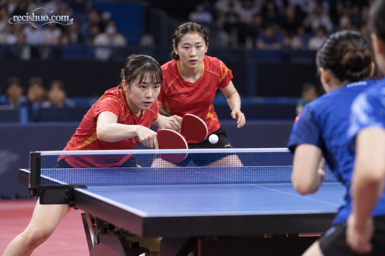 女子乒乓球双打比赛中中国组合以一前一后的站位准备接发球