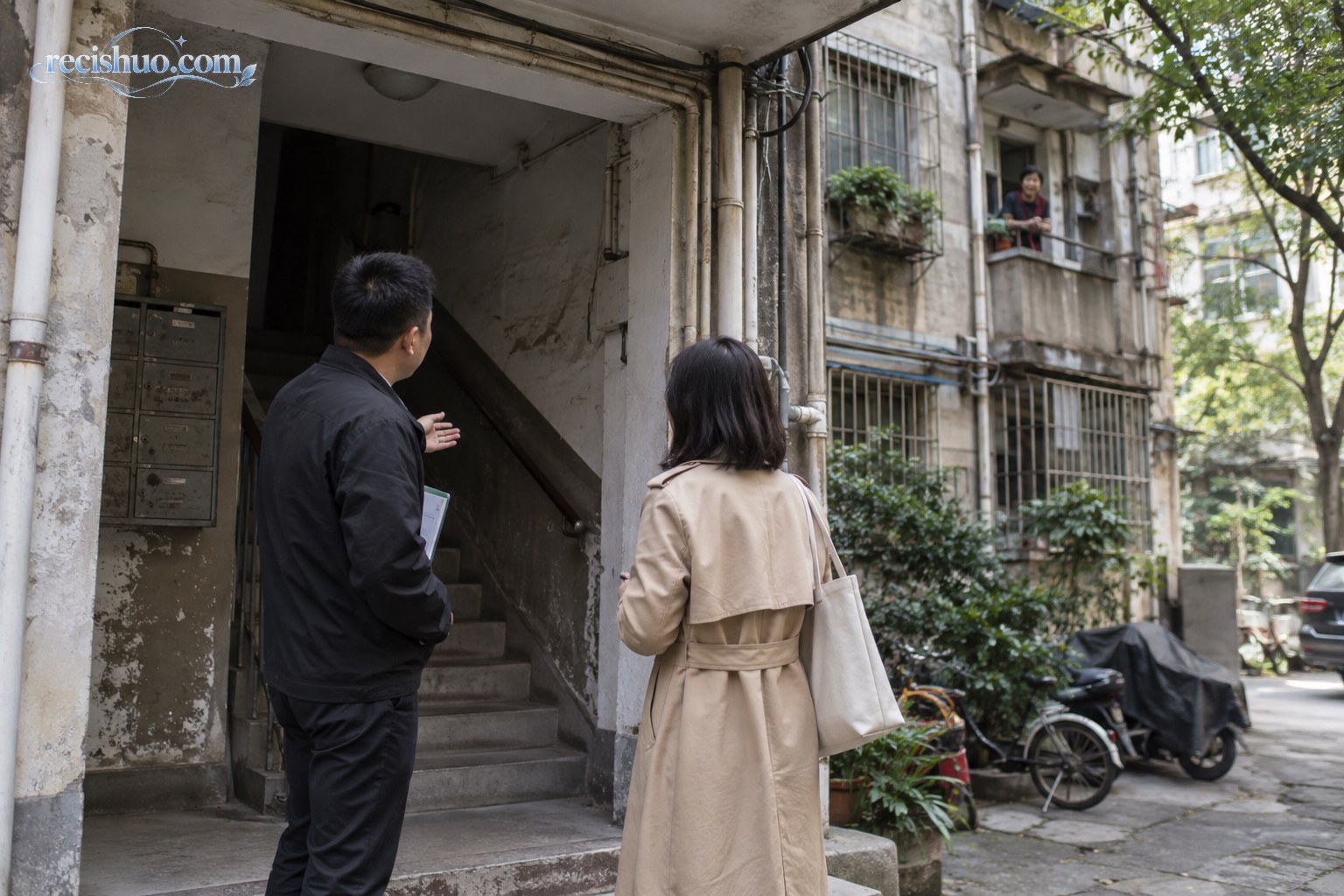 武汉老旧住宅楼前,购房者与房产经纪人看房时听邻居说明情况