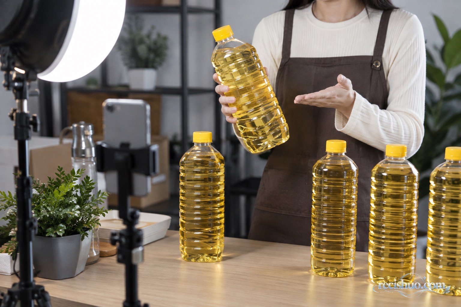 直播人员在镜头前展示多瓶无品牌食用油的新闻场景