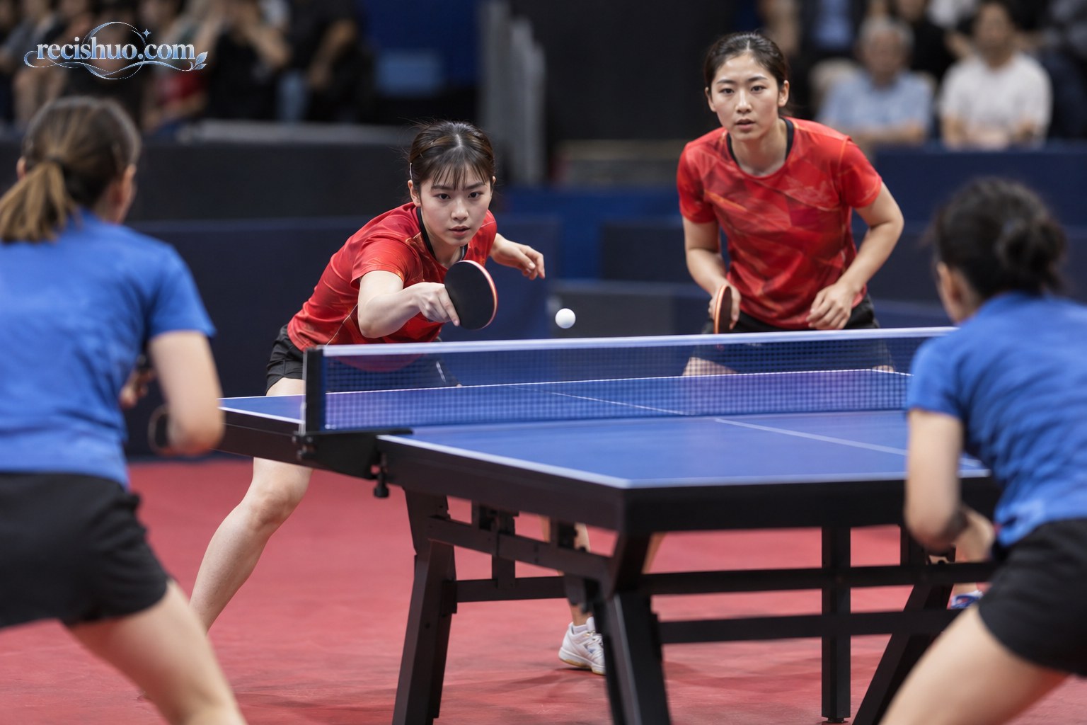 女子双打比赛中近台接球选手与后方搭档形成错位衔接