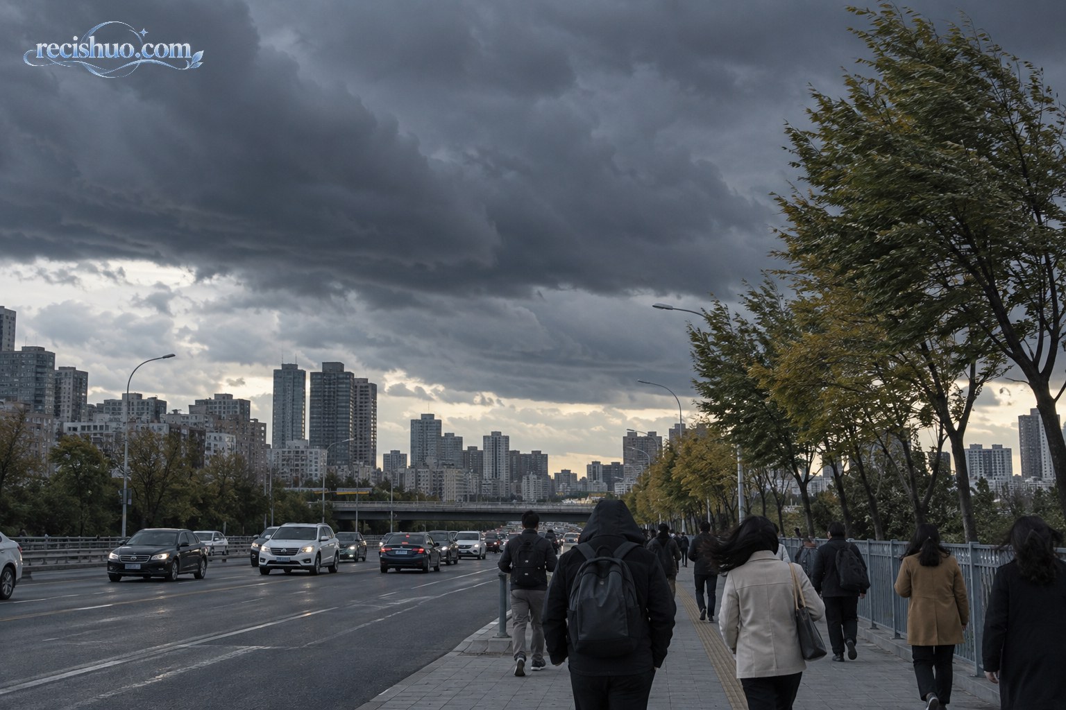 厚重冷云笼罩城市街道,行人与树木在风中呈现明显降温前兆