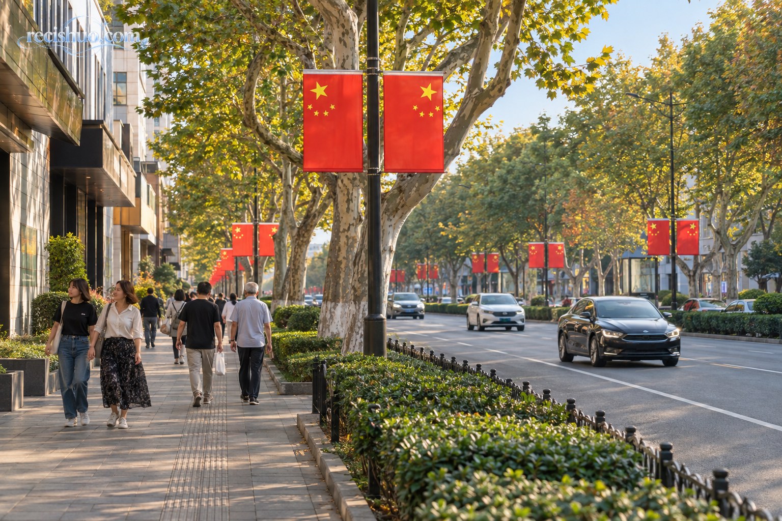 秋日阳光下悬挂国旗的城市街道与从容步行的市民