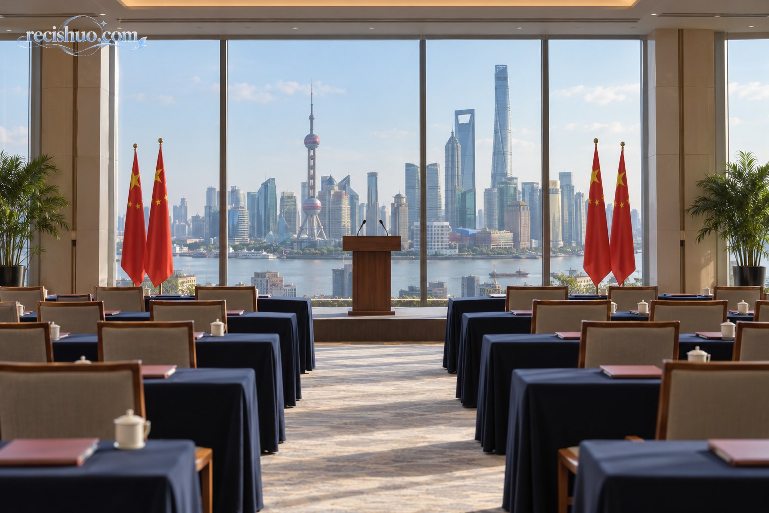 上海城市天际线前庄重整洁的现代会议厅场景