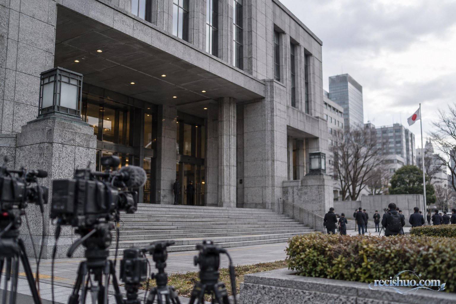阴天里日本都市法院建筑外聚集着新闻采访设备和远景人群