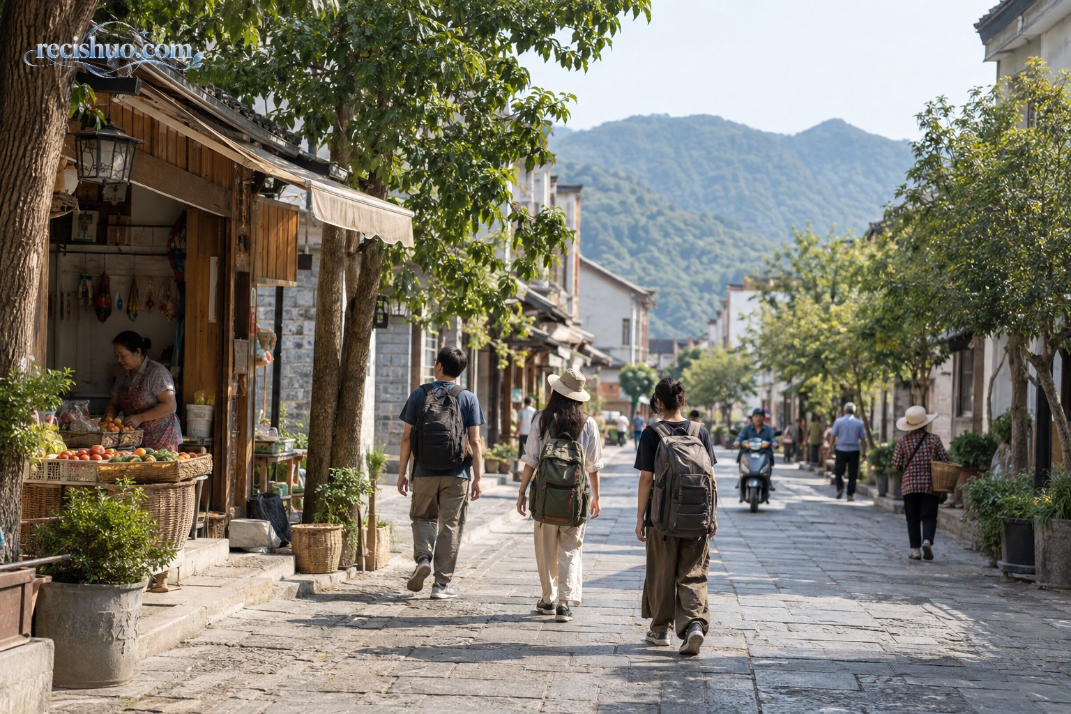年轻游客背着行囊漫步在绿树与山景环绕的安静县城街道