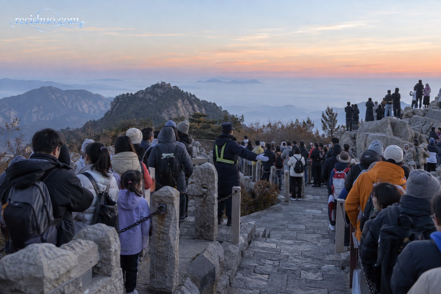 清晨的泰山观景步道上,游客有序等候并留出通行空间