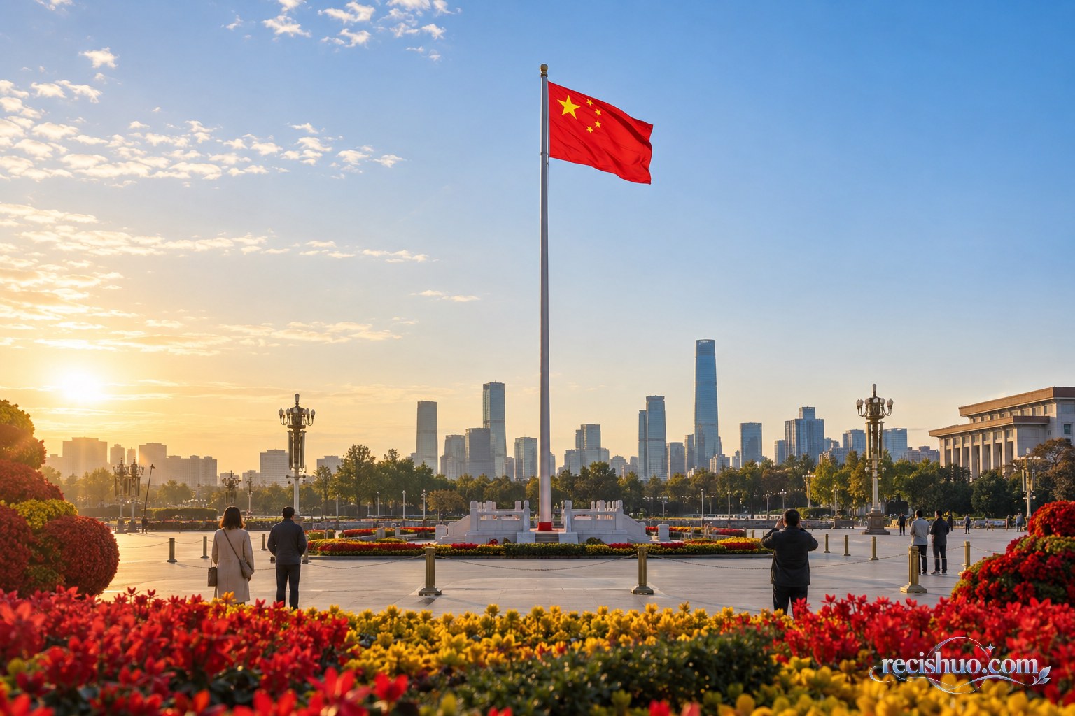 国庆清晨城市广场上五星红旗迎风飘扬,市民在花坛旁驻足观看