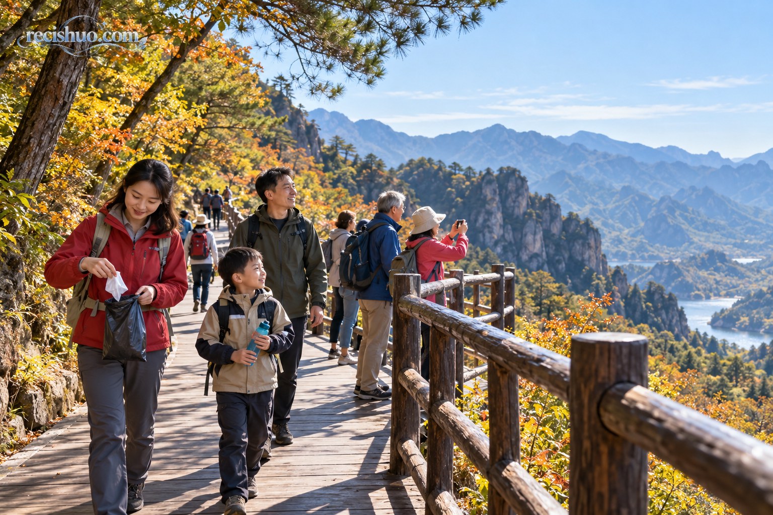 秋日山地景区内,游客沿栈道有序游览并将废弃物装入随身垃圾袋