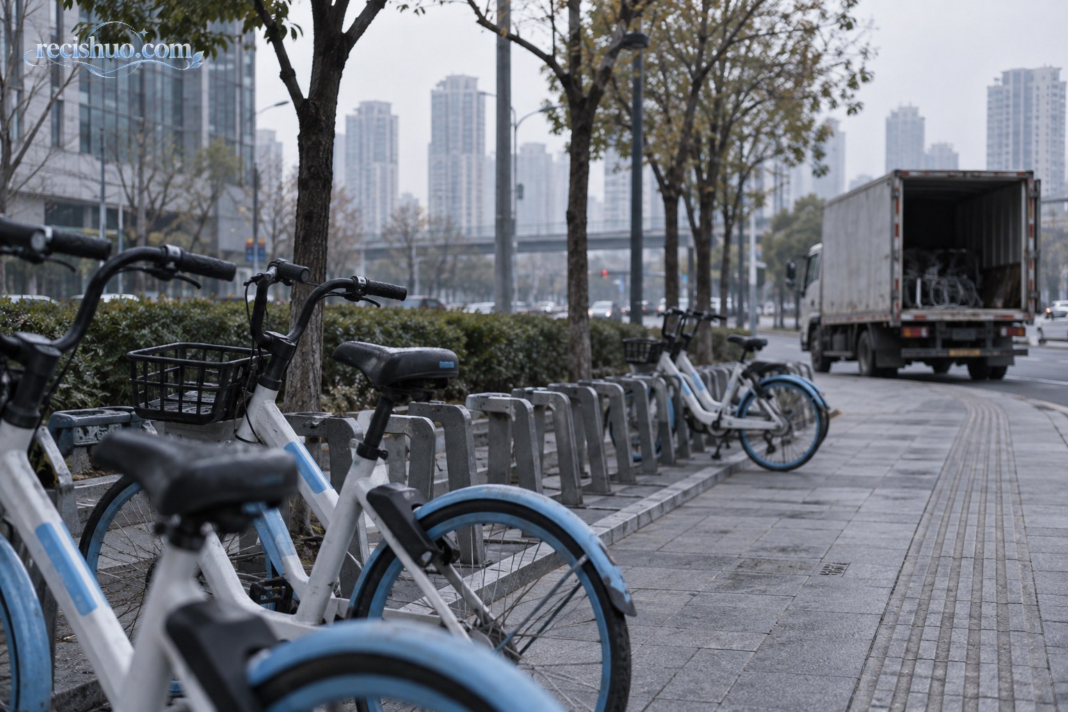 城市共享单车停放区与远处普通厢式货车的纪实场景